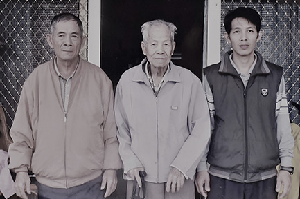 第二代爸爸陳鴻文、第一代阿公陳標、第三代陳國昌。(由左至右)